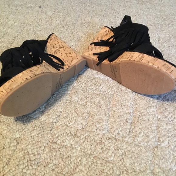 Blk fringe wedge sandals NWOT - Picture 3 of 5